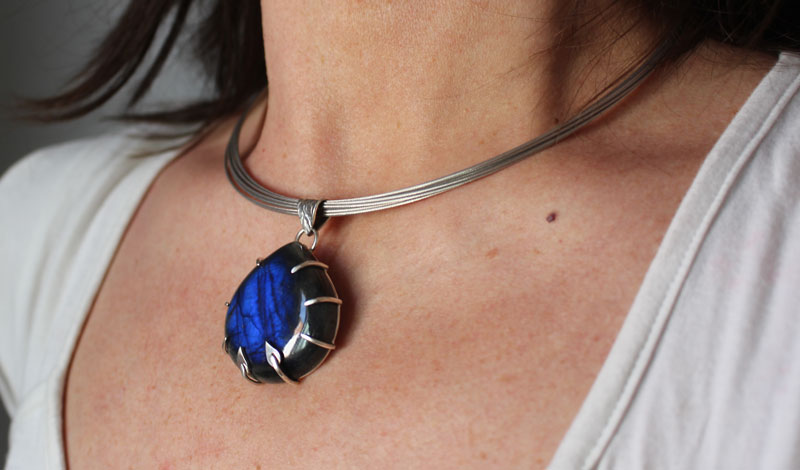 Eclosion de l’aube, pendentif aurore en argent et labradorite