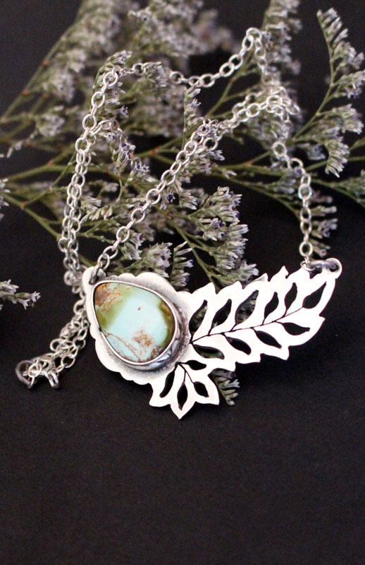 Eclosion de turquoise, collier feuille ajourée en argent et turquoise