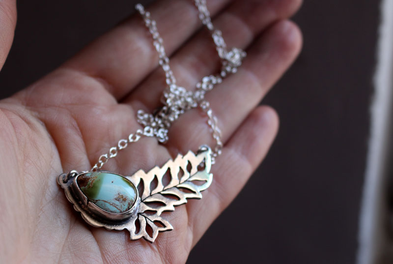 Eclosion de turquoise, collier feuille ajourée en argent et turquoise