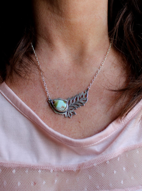 Eclosion de turquoise, collier feuille ajourée en argent et turquoise