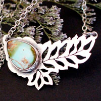 Eclosion de turquoise, collier feuille ajourée en argent et turquoise