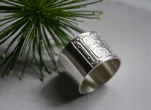 Enluminure médiévale, bague initiale carrée de style enluminure médiévale en argent