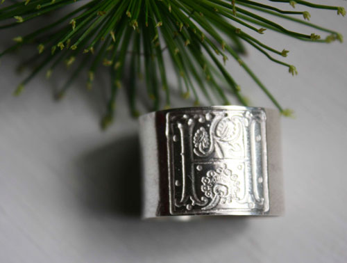 Enluminure médiévale, bague initiale carrée en enluminure du moyen-âge en argent