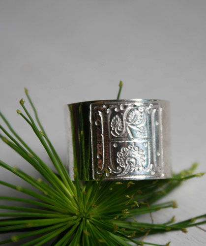Enluminure médiévale, bague initiale carrée de style enluminure médiévale en argent