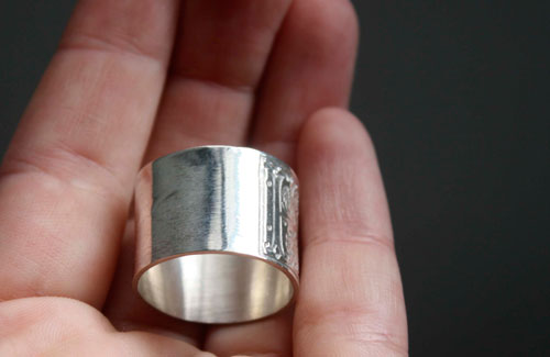 Enluminure médiévale, bague initiale carrée de style enluminure médiévale en argent