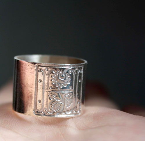 Enluminure médiévale, bague initiale carrée de style enluminure médiévale en argent