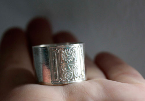 Enluminure médiévale, bague initiale carrée de style enluminure médiévale en argent