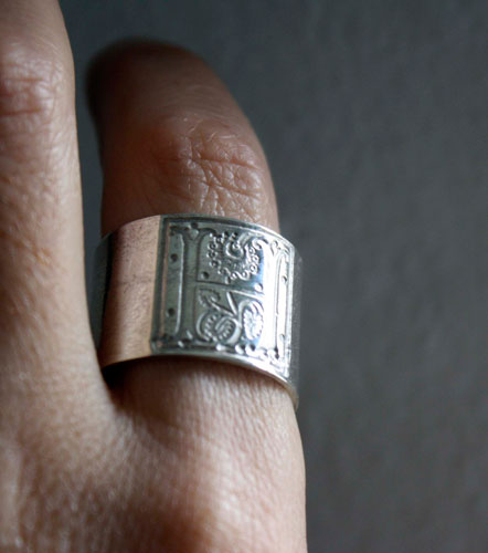 Enluminure médiévale, bague initiale carrée de style enluminure médiévale en argent