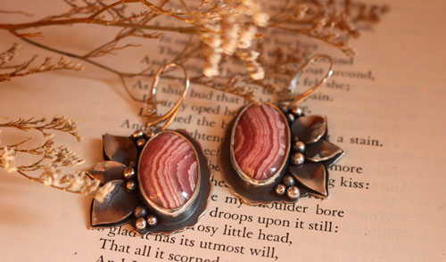 Epanouissement, boucles d’oreilles fleurs en argent et rhodochrosite