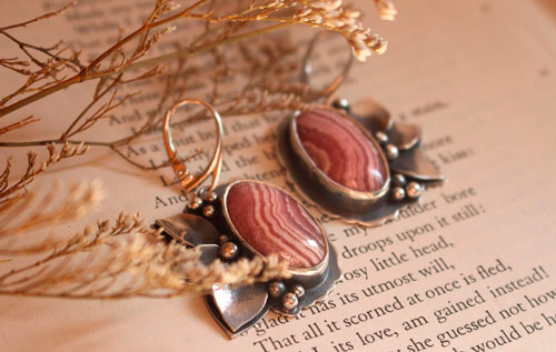 Epanouissement, boucles d’oreilles fleurs en argent et rhodochrosite