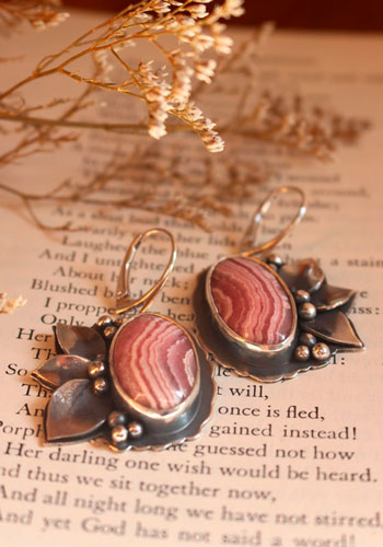 Epanouissement, boucles d’oreilles fleurs en argent et rhodochrosite