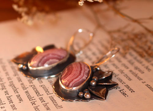 Epanouissement, boucles d’oreilles fleurs en argent et rhodochrosite