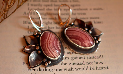 Epanouissement, boucles d’oreilles fleurs en argent et rhodochrosite