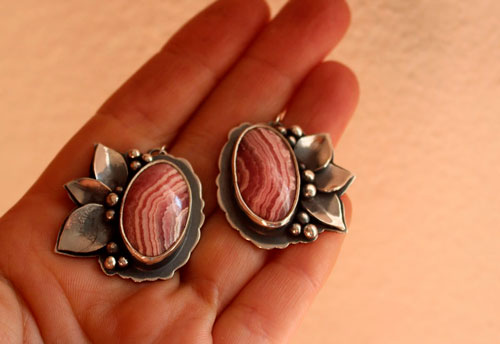 Epanouissement, boucles d’oreilles fleurs en argent et rhodochrosite