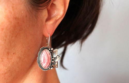 Epanouissement, boucles d’oreilles fleurs en argent et rhodochrosite