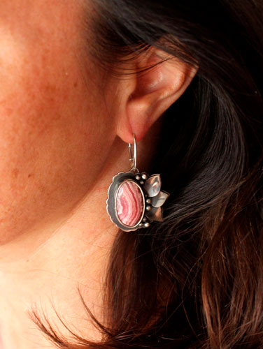 Epanouissement, boucles d’oreilles fleurs en argent et rhodochrosite