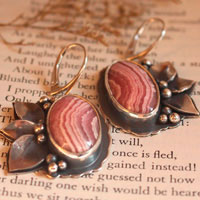 Epanouissement, boucles d’oreilles fleurs en argent et rhodochrosite