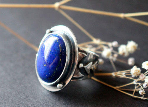 Equinoxe d'automne, bague feuille de lune en argent et lapis-lazuli