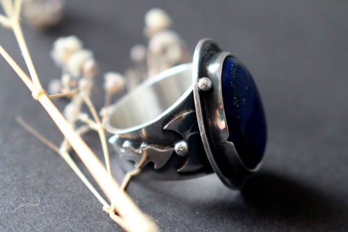 Equinoxe d’automne, bague feuille de lune en argent et lapis-lazuli