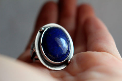 Equinoxe d'automne, bague feuille de lune en argent et lapis-lazuli