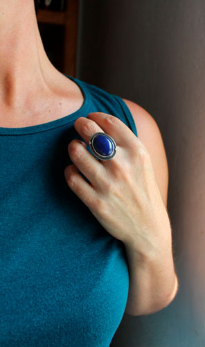 Equinoxe d’automne, bague feuille de lune en argent et lapis-lazuli