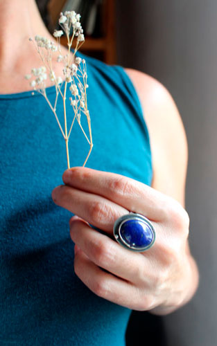 Equinoxe d’automne, bague feuille de lune en argent et lapis-lazuli