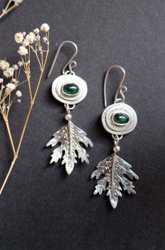 Esprit de la forêt, boucles d’oreilles feuilles en argent et tourmaline verte