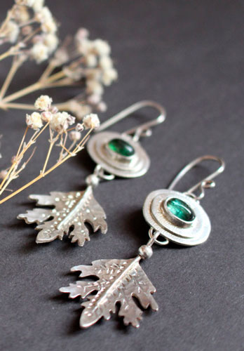 Esprit de la forêt, boucles d’oreilles feuilles en argent et tourmaline verte