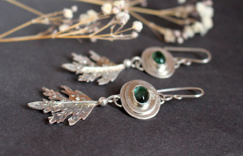 Esprit de la forêt, boucles d’oreilles feuilles en argent et tourmaline verte