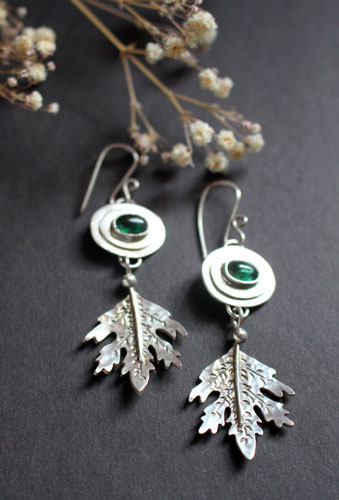 Esprit de la forêt, boucles d’oreilles feuilles en argent et tourmaline verte