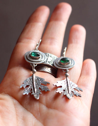 Esprit de la forêt, boucles d’oreilles feuilles en argent et tourmaline verte