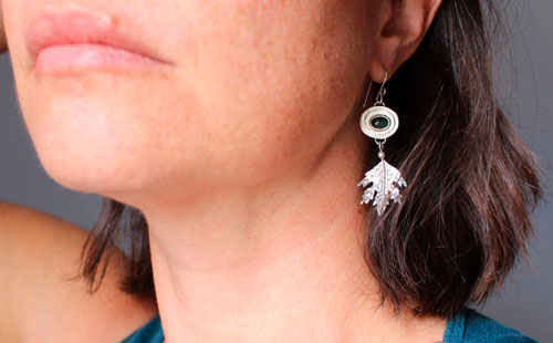 Esprit de la forêt, boucles d’oreilles feuilles en argent et tourmaline verte