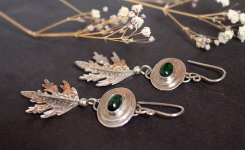 Esprit de la forêt, boucles d’oreilles feuilles en argent et tourmaline verte