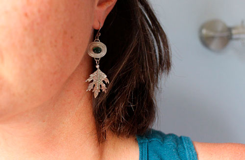 Esprit de la forêt, boucles d’oreilles feuilles en argent et tourmaline verte