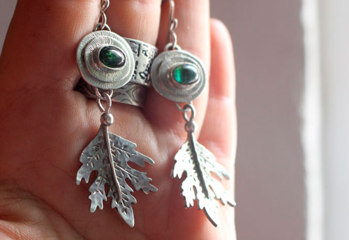 Esprit de la forêt, boucles d’oreilles feuilles en argent et tourmaline verte