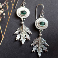 Esprit de la forêt, boucles d’oreilles feuilles en argent et tourmaline verte