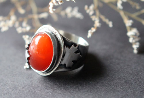 Feuille rouge d’automne, bague feuille d’érable en argent et cornaline