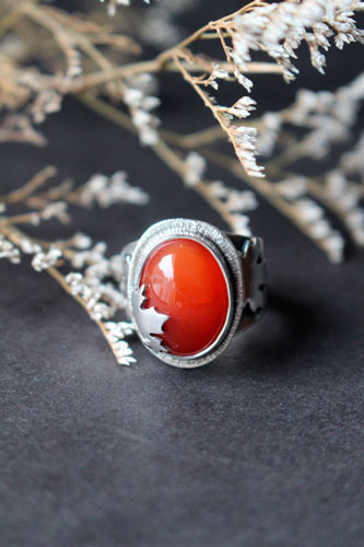 Feuille rouge d’automne, bague feuille d’érable en argent et cornaline