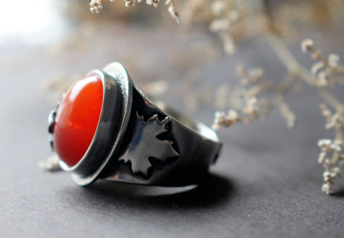 Feuille rouge d’automne, bague feuille d’érable en argent et cornaline