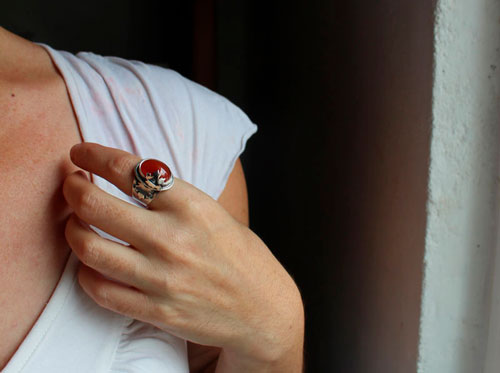 Feuille rouge d’automne, bague feuille d’érable en argent et cornaline