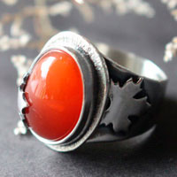 Feuille rouge d’automne, bague feuille d’érable en argent et cornaline