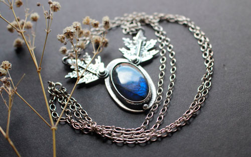 Feuilles de givre, collier feuille en argent et labradorite