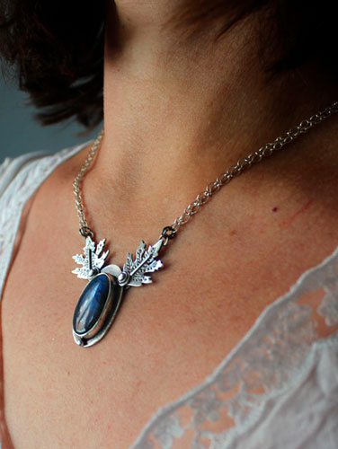 Feuilles de givre, collier feuille en argent et labradorite