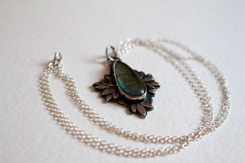 Fleur bohème, collier fleur bleue en argent et labradorite