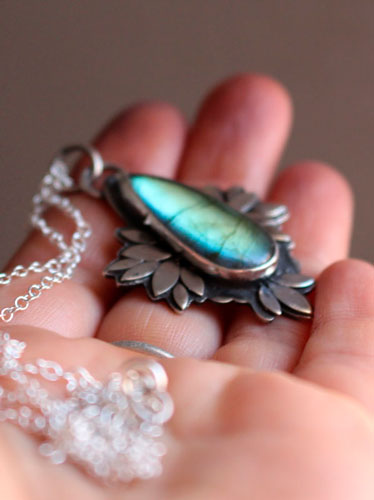 Fleur bohème, collier fleur bleue en argent et labradorite