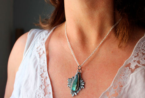 Fleur bohème, collier fleur bleue en argent et labradorite