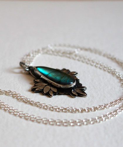 Fleur bohème, collier fleur bleue en argent et labradorite