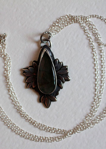 Fleur bohème, collier fleur bleue en argent et labradorite