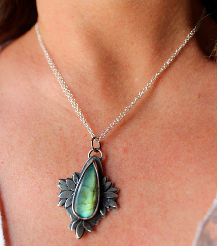 Fleur bohème, collier fleur bleue en argent et labradorite