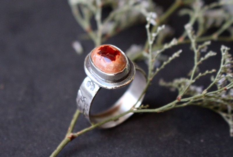 Fleur de cerisier rouge, bague fleur japonaise en argent et opale cantera mexicaine